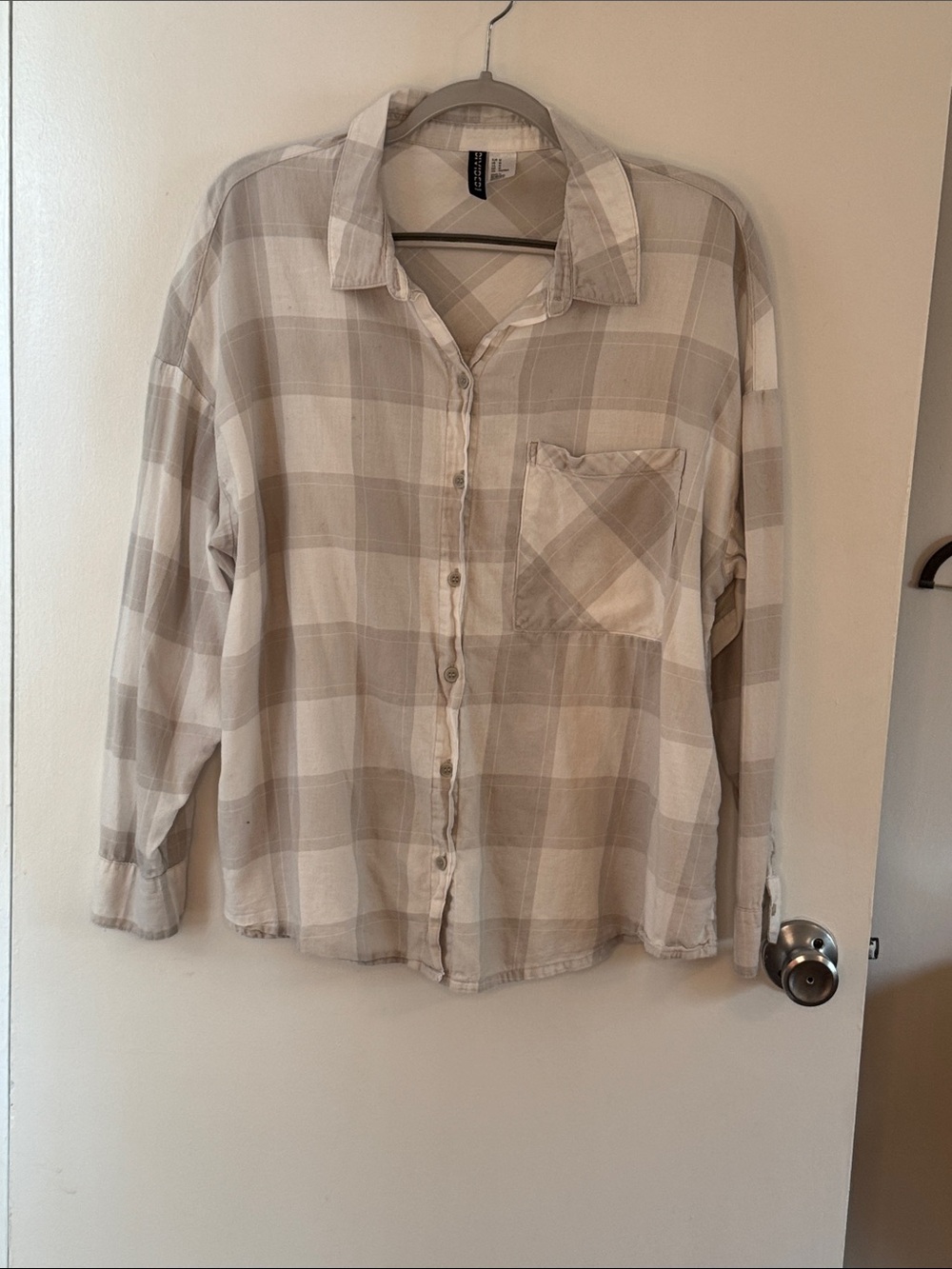 H&M Gray /White Plaid Button-Down Shirt 100% cotton size medium